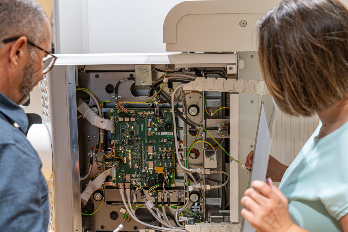 Medsurgelsupplies Customer Service engineers servicing on a machine